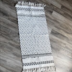 Geometric Patterned Rug - Black and Tan